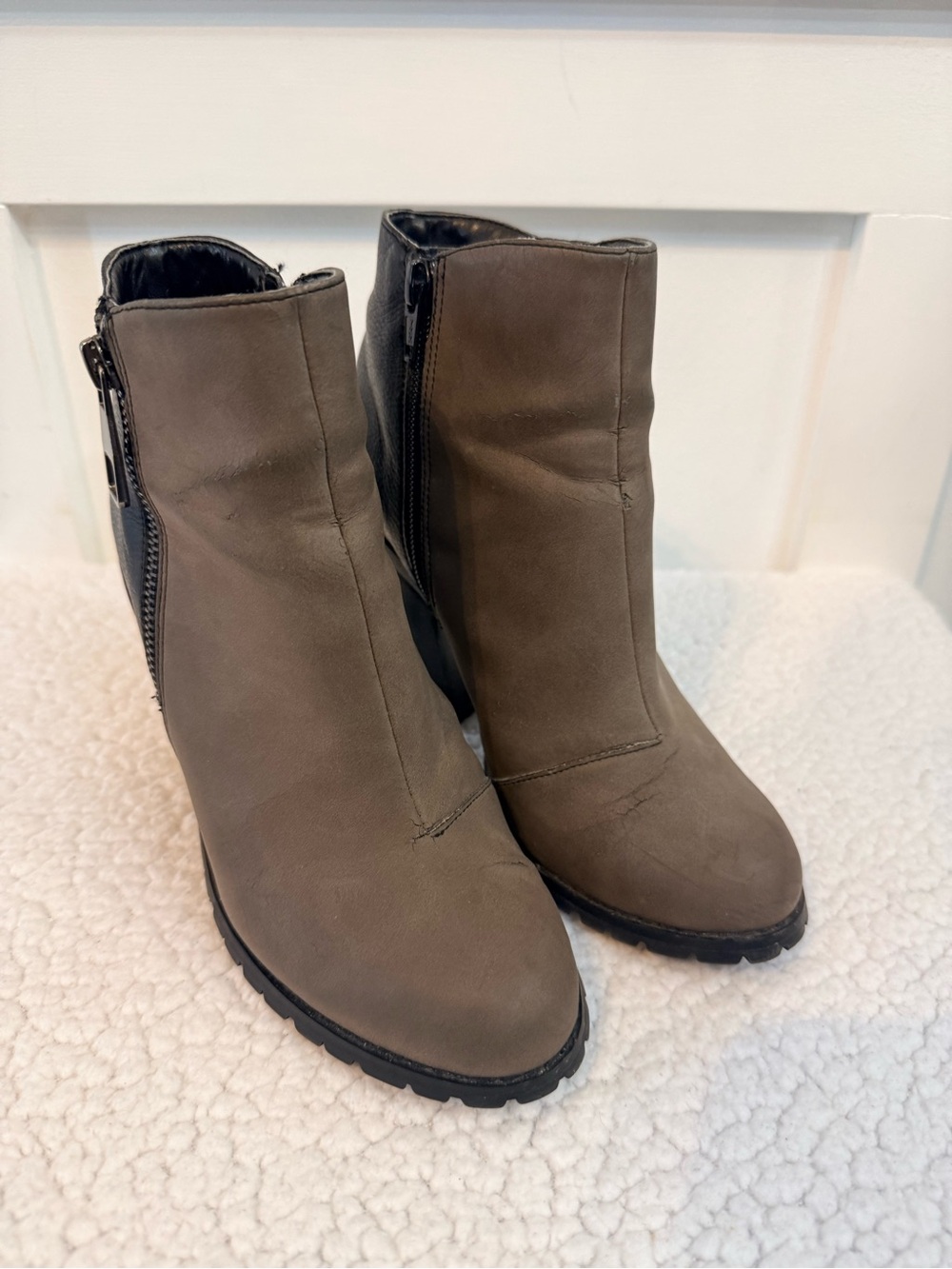 💫10/$25 • Call It Spring Two-tone Taupe & Black Ankle Boots
